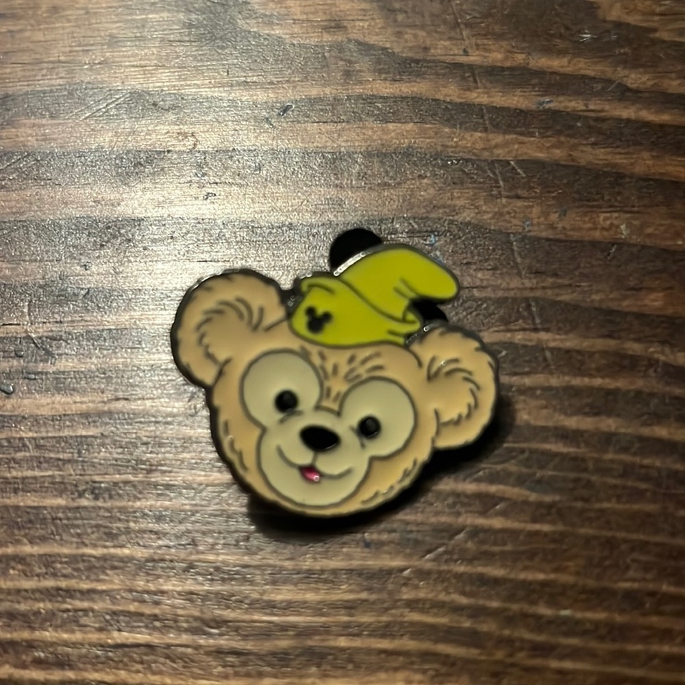 Disney Duffy in Goofy’s hat pin